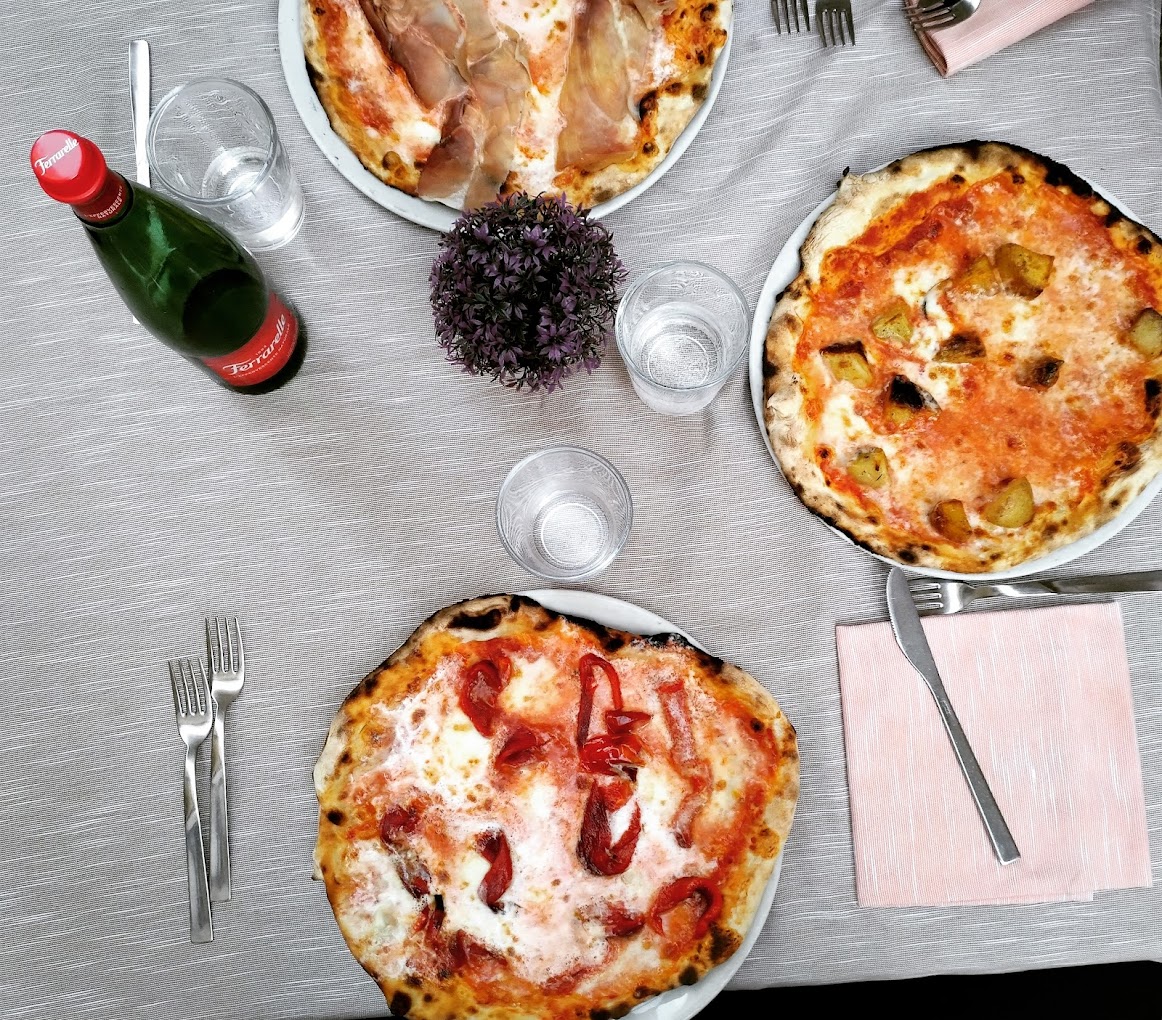 Tavoli all'aperto di Osteria Pizzeria Ragno Verde nel centro storico di Bitonto